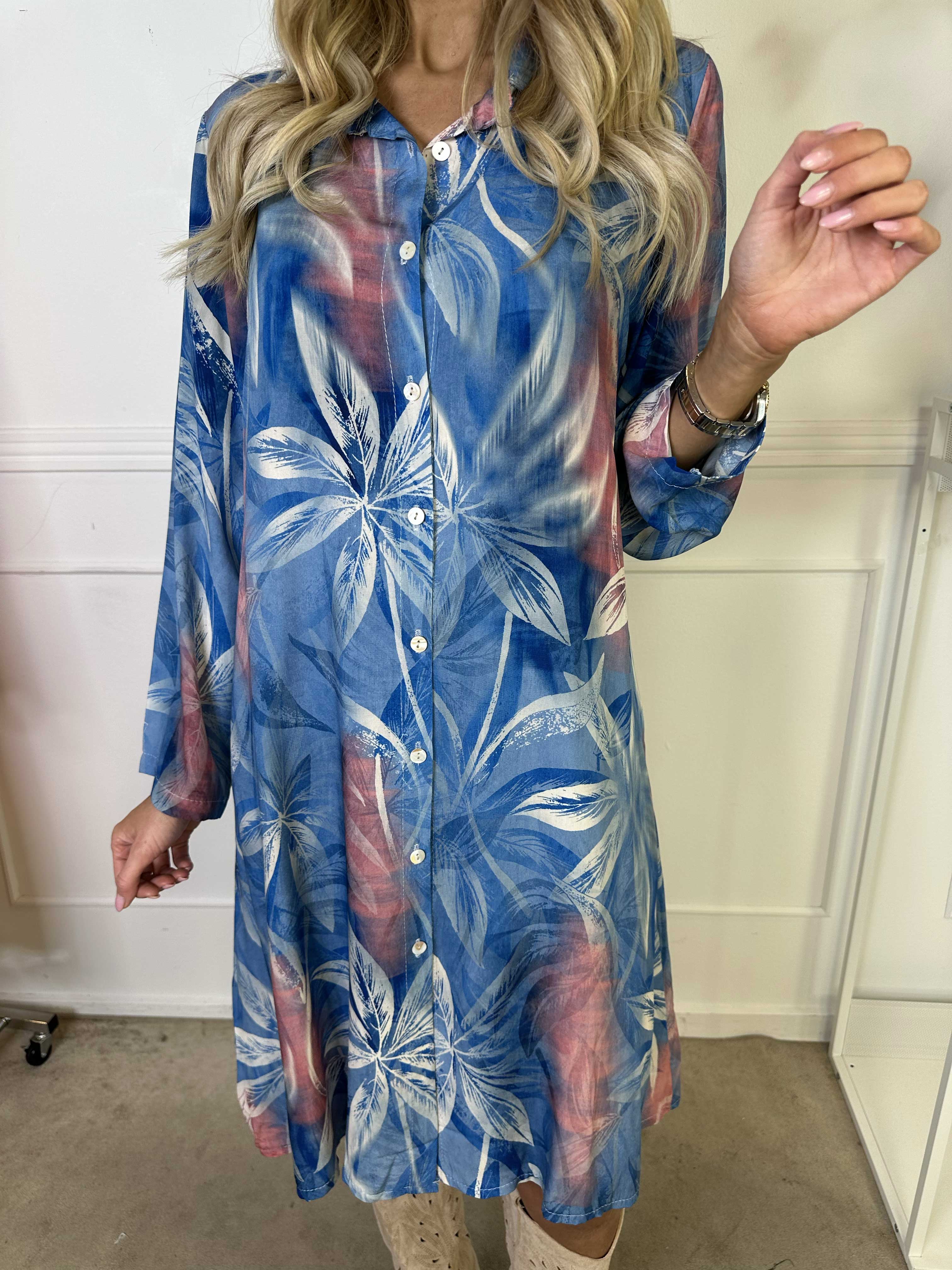 Iria - Skjortklänning i viskos med bladmotiv